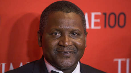 El hombre más rico de África retiró 10 millones de dólares para mirarlos y convencerse que era multimillonario