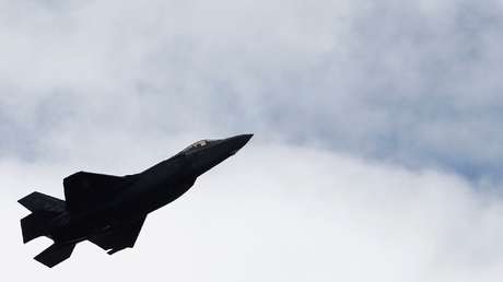 Hallan en Japón partes del caza F-35 estrellado y se sigue buscando al piloto