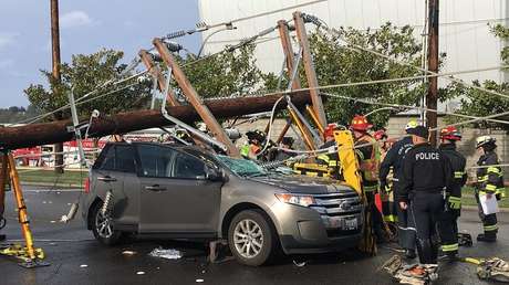 VIDEOS: Caen decenas de postes de electricidad como fichas de dominó en Seattle