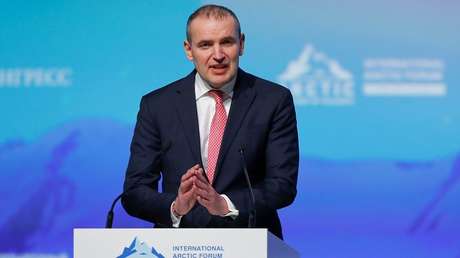 VIDEO: El presidente de Islandia muestra su dominio del ruso y se gana el aplauso del público