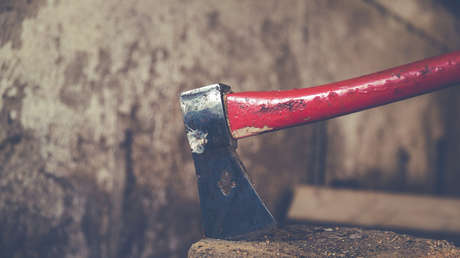 VIDEO: Una joven se salva milagrosamente de recibir un hachazo en la cabeza por su mala puntería