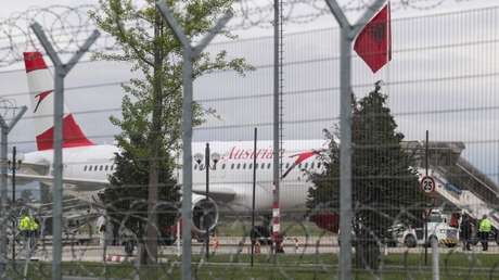 Robo relámpago en Albania: se llevan millones de euros de un avión en 90 segundos y huyen en bicicleta