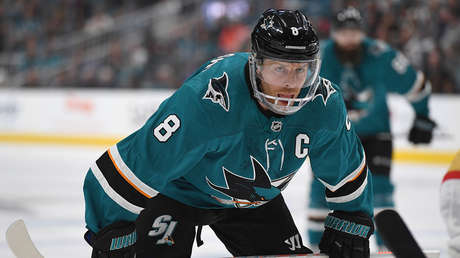 VIDEO: Un jugador de la NHL pierde varios dientes al marcar un gol con la cara