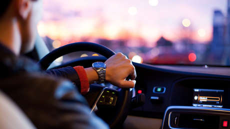 Roba un auto por accidente en 1998 y busca a su dueña para disculparse 20 años después