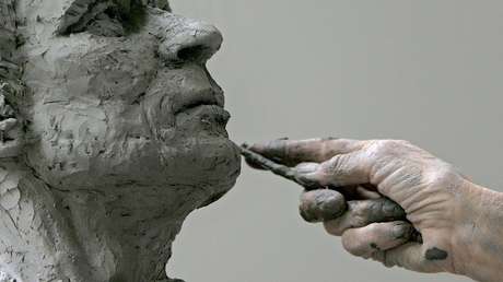 VIDEO: Una reportera destroza una escultura en plena entrevista