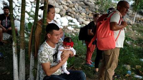 FOTOS, VIDEO: Una nueva caravana de migrantes llega a la frontera con México desde Guatemala