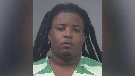 Paga en un restaurante la cuenta de cada cliente excepto uno y por eso lo matan