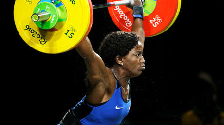 VIDEO: Una pesista francesa sufre una aparatosa lesión al levantar 107 kilogramos