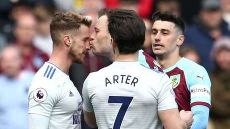VIDEO: Futbolista recibe una tarjeta amarilla por besar a un contrario durante un partido de la Liga Premier inglesa