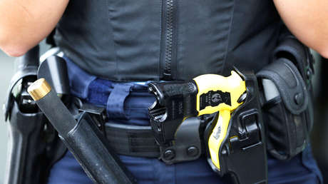 VIDEO: Un policía le dispara a un detenido con un arma de fuego pensando que usaba una táser y lo absuelven