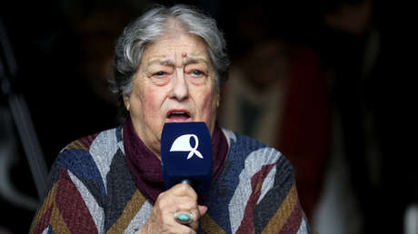 Militantes impiden un operativo judicial en la Casa de las Madres de Plaza de Mayo en Argentina