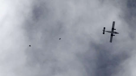 VIDEO: Un deportista extremo vuela junto al ala de un avión a casi 5.000 metros de altura