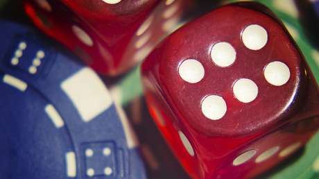 Reclama 14 años después a la lotería estadounidense un millonario premio que compartió con dos estafadores