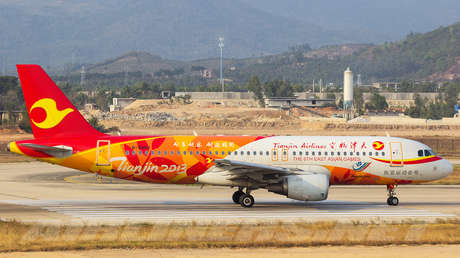 Otra mujer china es detenida por lanzar 'monedas de la suerte' al motor de un avión