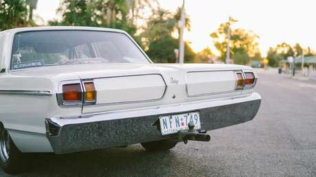 Colombia: Un hombre viajaba en el baúl de un auto que llevaba a seis pasajeros (VIDEO)