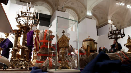 Un cura que atendió a las víctimas de los atentados de París, héroe en el rescate de las joyas de Notre Dame