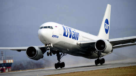 VIDEO: Se incendia el ala de un avión que estaba por despegar en un aeropuerto de Moscú