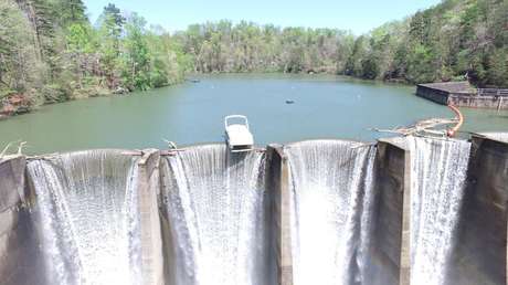EE.UU.: Una embarcación se tambalea durante más de un día en el borde de una represa (VIDEO, FOTOS)