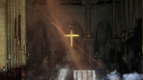 La cruz y el altar de la catedral de Notre Dame desatan una 'batalla' religiosa en la red