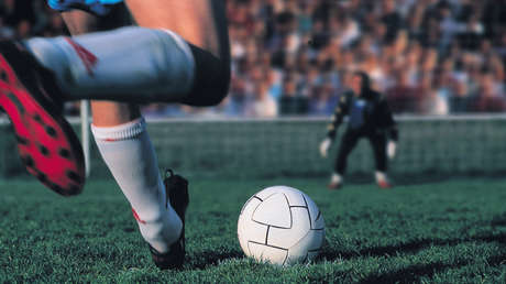 VIDEO: Intenta lucirse con un penal de 'crack' y el portero rival lo ridiculiza atajando el balón con el pecho