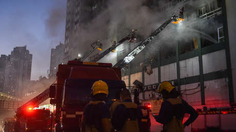 VIDEO: Un hombre salta desde la ventana de una casa en llamas y vecinos le salvan la vida