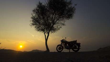 VIDEO: La Policía salva a una familia que iba en una moto en llamas sin saberlo