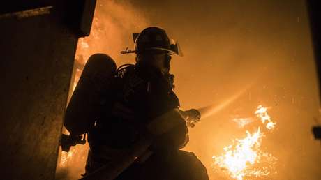 VIDEO: Tenso rescate de una mujer que quedó varada entre dos pisos para salvarse de un incendio