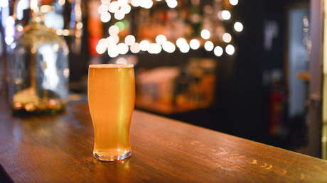 Pierde casi 20 kilogramos y se siente "como un veinteañero" tras consumir solo cerveza durante 45 días (VIDEO)