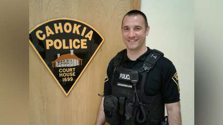 Un policía detiene a un hombre y lo ayuda a conseguir trabajo