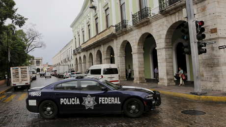 Policía mexicano regresa a un niño que había sido olvidado por sus padres en una tienda (VIDEO)
