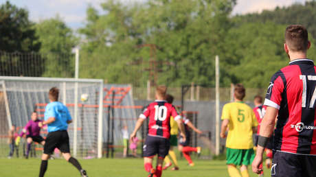 VIDEO: Futbolista saca un misil desde la media cancha y el guardameta rival no puede hacer nada