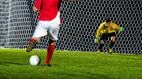 Despiden al futbolista que intentó lucirse con un penal de 'crack' y fue ridiculizado por el guardameta rival