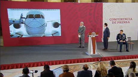 El Gobierno mexicano pone a la venta al menos 33 de sus aviones y helicópteros en una feria aeroespacial