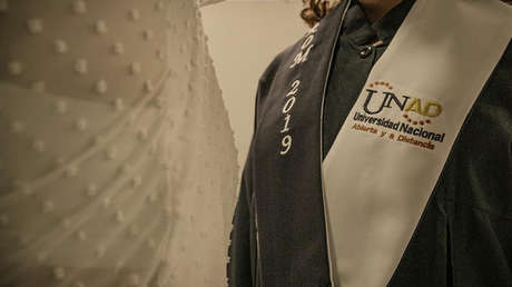 Un grupo de ex guerrilleros de las FARC se gradúan de bachilleres en una universidad de Colombia