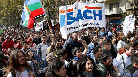 Estudiantes chilenos protestan en Santiago para exigir el fin del endeudamiento escolar