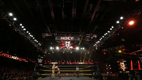 Réferi se quiebra una pierna en plena pelea de la WWE y continúa su labor hasta el conteo