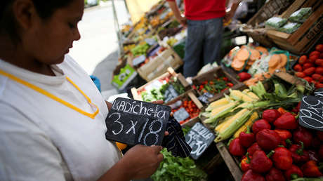 Crisis económica en Argentina: ¿Cómo afecta la suba del dólar al acuerdo de 'Precios Esenciales'?