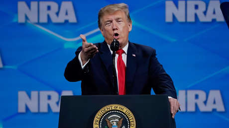 VIDEO: Arrojan un móvil contra Donald Trump durante una conferencia sobre armas en EE.UU.