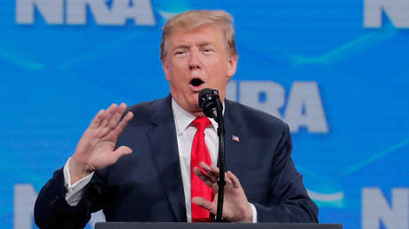 Trump besa por la espalda a una mujer tras mofarse de Biden por los tocamientos indebidos