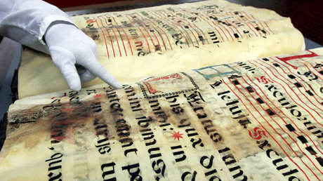 Cartas de Bolívar, el acta de la Independencia de Venezuela y libros raros: el arduo trabajo de quienes evitan que estos documentos desaparezcan