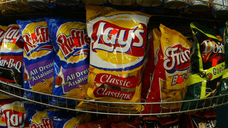 "No nos doblegaremos": Agricultores indios plantan cara a PepsiCo al cultivar las patatas de Lay's