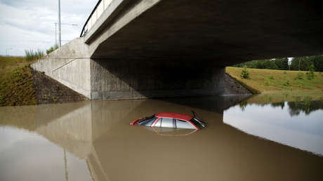 VIDEO: Rescatan a una mujer justo antes de que su automóvil se hunda en un río de EE.UU. 