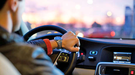 Estadounidense multado por hablar por el móvil al volante recurre a la justicia para demostrar que se trataba de un 'hash brown'... y gana