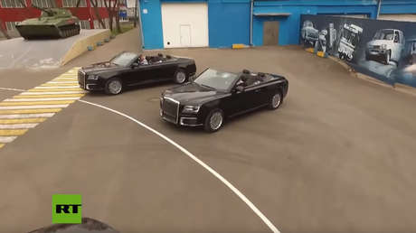 VIDEO: La nueva limusina descapotable rusa Aurus 'calienta motores' antes del desfile en la Plaza Roja