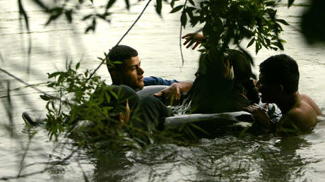 VIDEO: Una familia migrante cruza el río fronterizo entre México y EE.UU. a bordo de un neumático