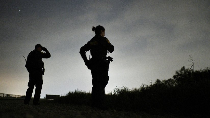 Un bebé muerto y 3 desaparecidos tras volcarse una balsa de migrantes en un río entre México y EE.UU.