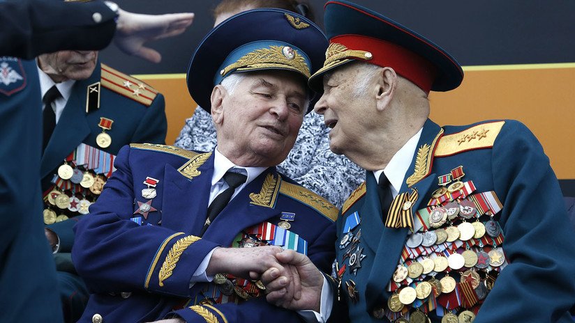 Miles de soldados, armas y vehículos militares desfilan en la Plaza Roja en el 74.º Día de la Victoria