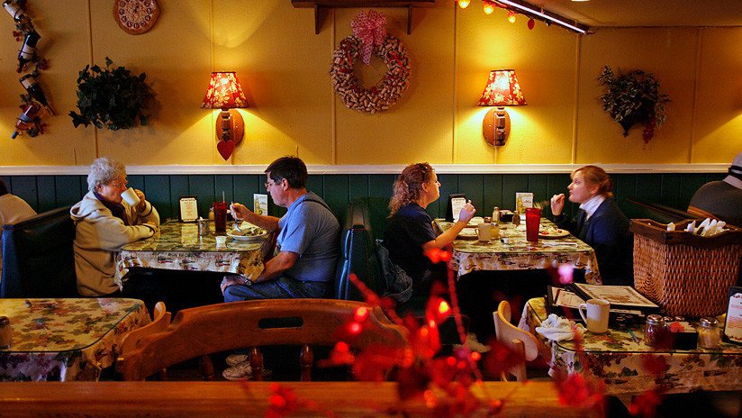 Camarero de una pizzería de Nueva York devuelve un cheque de 424.000 dólares a una clienta que no le dio propina