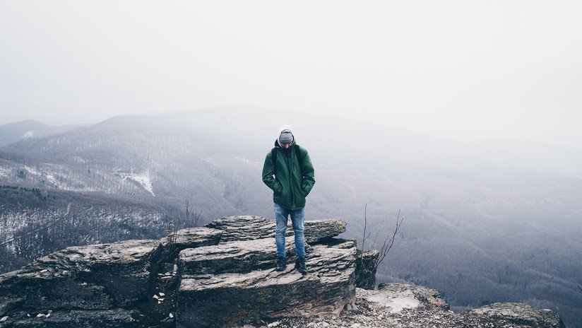 VIDEO: Un turista da brincos sobre el borde de un río torrentoso y cae 5 metros en un alud de fango a la corriente