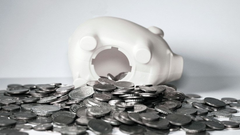 FOTOS: Niño rompe sus alcancías en una joyería de China y compra un anillo para su madre con centenares de monedas 